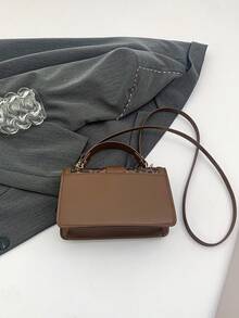 Chiếc túi xách nữ bằng da PU màu cà phê in họa tiết da báo này rất thời trang, rộng rãi, chống thấm nước, có nắp gập với khóa nam châm chắc chắn, rất phù hợp cho các bạn nữ, phụ nữ, sinh viên, phụ nữ công sở và nhân viên văn phòng. Dù là đi làm, công tác, đi làm về hay đi học, đây đều là một lựa chọn hoàn hảo. - Cà phê - Xem 10