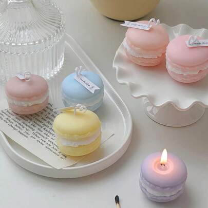 一款造型可爱的香氛蜡烛——迷人的马卡龙造型，是营造氛围的完美摄影道具。这款新奇的装饰蜡烛是理想的纪念品、桌面摆件或创意香氛礼品。它也是婚礼、派对或送给女性的特别礼物的绝佳选择——一款真正令人愉悦的香氛蜡烛装饰品。