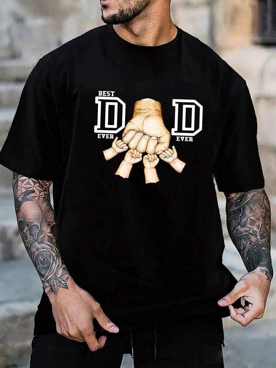 Camiseta Oversize Mejor Padre: Mano de papá sosteniendo manos de hijos + texto "BEST DAD EVER" (estilo varsity) – Estilo Familiar Emotivo - Negro - Ver 1