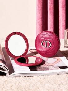 Dior Hộp phấn trang điểm hình trái tim dập nổi, vỏ ngoài màu hồng phấn satin với logo CD màu bạc, thiết kế gương hai mặt tiện lợi để dặm lại lớp trang điểm. - Màu Hồng Tươi - Xem 1