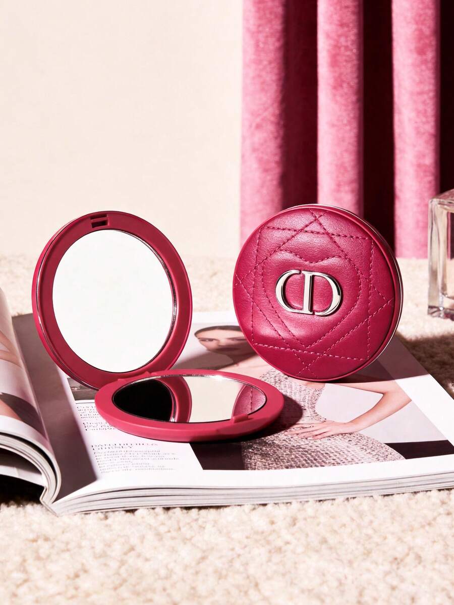 Dior Hộp phấn trang điểm hình trái tim dập nổi, vỏ ngoài màu hồng phấn satin với logo CD màu bạc, thiết kế gương hai mặt tiện lợi để dặm lại lớp trang điểm. - Màu Hồng Tươi - Xem 1