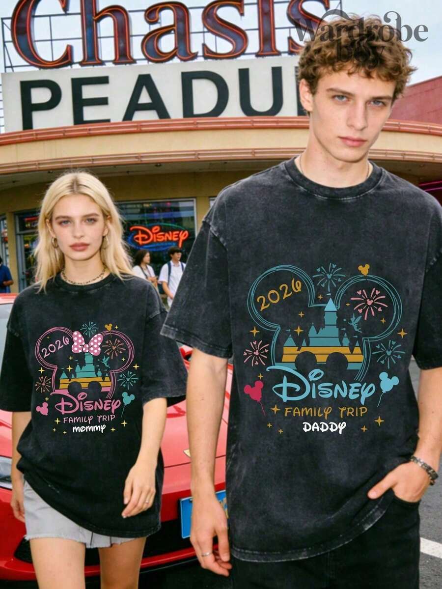 Disney 1PC Authorized Cartoon Short Sleeved T-Shirt, Cartoon Castle Pattern Washed Cotton Couple Printed T-Shirt, Very Suitable For Family Travel And Vacation. This Is A New 2026 Short Sleeved T-Shirt, An Ideal Choice For Mother's Day, Suitable For Both Men And Women. Made Of High-Quality Pure Cotton, Comfortable And Breathable. Exquisite Design Is The Preferred Gift - Người đàn ông - Xem 1