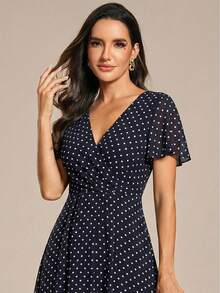 EVERPRETTY 优雅雪纺V领褶皱黑白波点伴娘礼服，柔软高低荷叶边下摆，适合婚礼、正式晚宴等场合 - 黑與白 - 查看 7