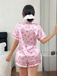 Dreamivo 2 piezas Conjunto de pijama de satén charmeuse para mujer, parte superior con cuello de solapa, manga corta, estampado de lazos y corazones, con bolsillo y shorts con lazo, adecuado para ropa de dormir y de estar en casa en todas las estaciones - Rosa - Ver 2