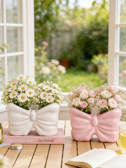 Bình hoa nhựa hình nơ xinh xắn, bình hoa màu hồng và trắng, vật trang trí nhà cửa nữ tính đáng yêu, phù hợp cho phòng khách, bàn trang điểm, kệ phòng ngủ và bàn ăn, món quà tân gia và đám cưới lý tưởng, vật trang trí bàn cà phê và bàn trang điểm duyên dáng, hoàn hảo để trưng bày hoa cúc, hoa hồng và hoa khô.