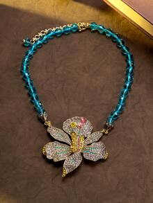 复古浪漫兰花水晶吊坠项链 | 蓝色串珠首饰。切割精美的天蓝色水晶链垂坠至一枚精致的全水晶兰花吊坠，并点缀以色彩缤纷的宝石。这款项链散发着古典浪漫的魅力，为任何装扮增添一丝复古优雅和自然花卉之美。 - 彩色 - 查看 6