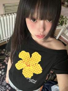 复古美式波点黄色花卉印花不对称肩部T恤女款，露脐收腰甜美性感风，独立艺术花卉英文标语设计，无袖抽绳夏季露脐上衣，街头风百搭休闲度假上衣黑色 - 黑色 - 查看 4