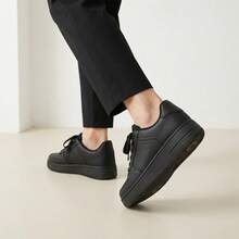 Zapatillas deportivas para hombre, tenis para hombre, tenis de hombre, confeccionadas en piel sintética de PU, con suela de goma y diseño con cordones, son unas zapatillas de estilo skater versátiles y casuales. La suela es antideslizante y resistente al desgaste, por lo que son ideales para practicar deportes al aire libre y para el uso diario. - Negro - Ver 5