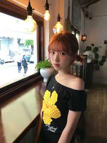 复古美式波点黄色花卉印花不对称肩部T恤女款，露脐收腰甜美性感风，独立艺术花卉英文标语设计，无袖抽绳夏季露脐上衣，街头风百搭休闲度假上衣黑色 - 黑色 - 查看 3