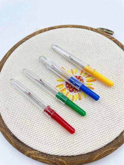 4 lựa chọn màu sắc. Dụng cụ tháo chỉ nhỏ gọn kèm vỏ bảo vệ, tay cầm bằng nhựa chống trượt, nhỏ gọn và dễ mang theo, dụng cụ thủ công tự làm để tháo chỉ may.