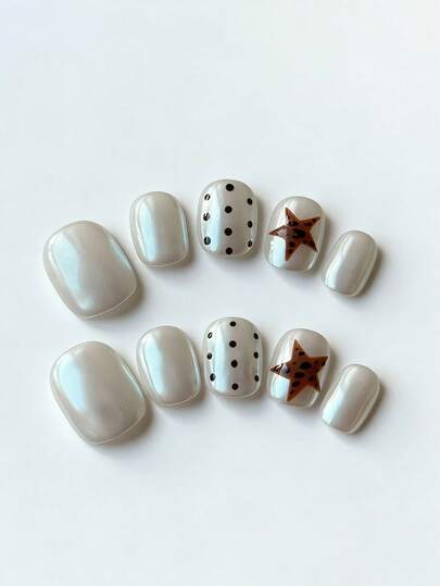 10片纯手工制作的按压式美甲贴片，短款椭圆形美甲贴片，白色美甲贴片，可爱甜美酷炫风格，白色底色上手绘豹纹、星星和波点图案，简约俏皮，适合女性和女孩，春夏秋冬节日派对及日常生活使用。