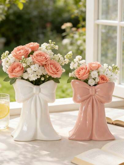 1 chiếc bình trang trí nơ màu hồng/trắng, thích hợp để đặt trên bàn ăn, phòng khách và các không gian khác.