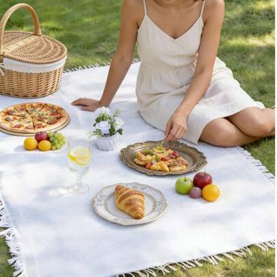 Tapis de pique-nique en flanelle douce et imperméable, couverture de camping d'extérieur, tapis de camping portable en non-tissé, style blanc frais convenant au printemps et à l'été, motif de style INS, fournitures de voyage pour la plage, le parc et la pelouse, tapis, coussin et tapis pliables, légers et durables à usage multiple, convenant pour les pique-niques, les randonnées, les aventures, la plage, les fêtes en plein air, le camping et d'autres cadeaux de festival