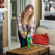 毛绒玫瑰花填充玩偶花束,花茎可弯曲,柔软可弯曲的红色玫瑰花束,适合母亲节、生日、毕业典礼等场合。 - 彩色 - 查看 4