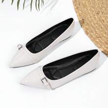 Giày Mary Jane da sơn mài mới mùa Xuân/Thu 2025, giày slip-on mũi nhọn có dây xích kim loại dành cho nữ, cỡ lớn. - Chantilly - Xem 17