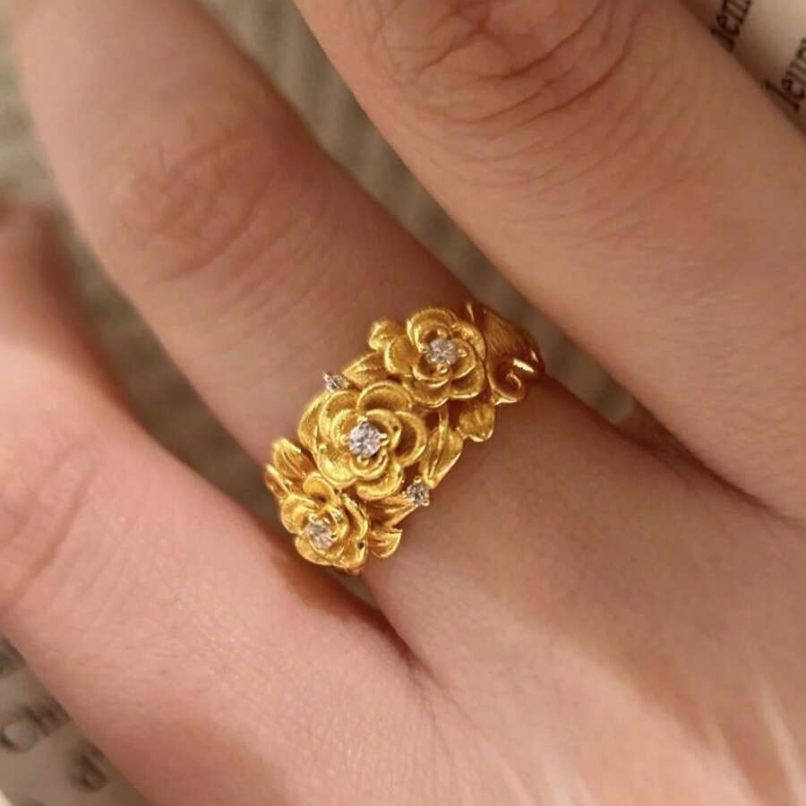1 chiếc nhẫn trang trí theo chủ đề khu vườn với họa tiết hoa bằng kim loại mài bóng. - Nhẫn ba bông hoa vàng - Xem 1