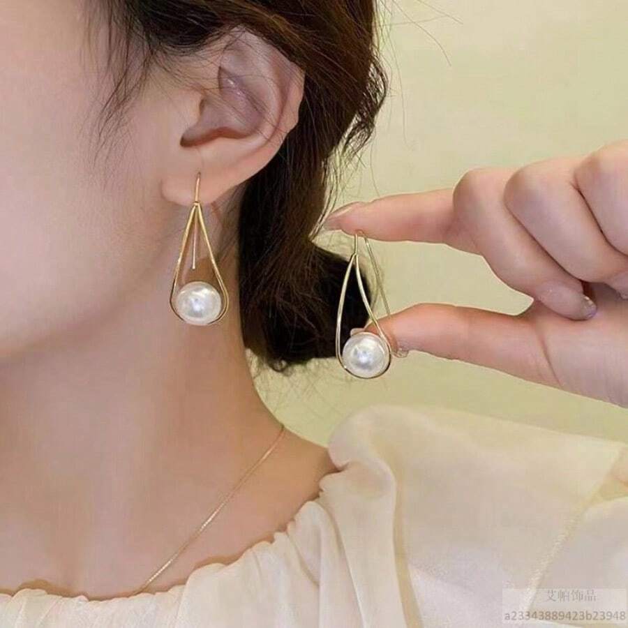 A Pair Of Exquisite Pearl Earrings, Unique And Niche Design, Vintage And Elegant, With Sophisticated Tassel Details-Perfect Gifts For Moms And Best Friends. - Gold - View 1