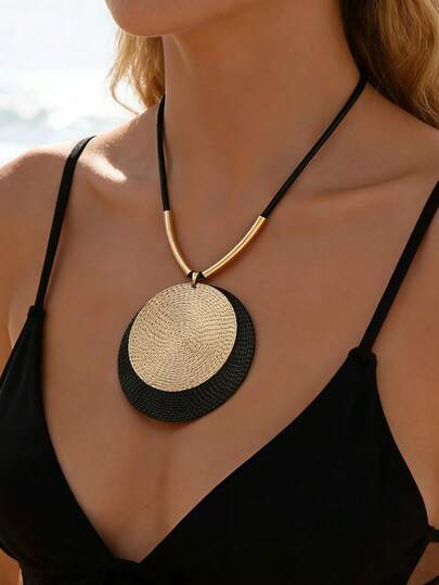 1pc Women's Luxury Contrast Color Disc Clavicle Chain, European And American Spiral Texture Necklace, Exaggerated Pendant Necklace