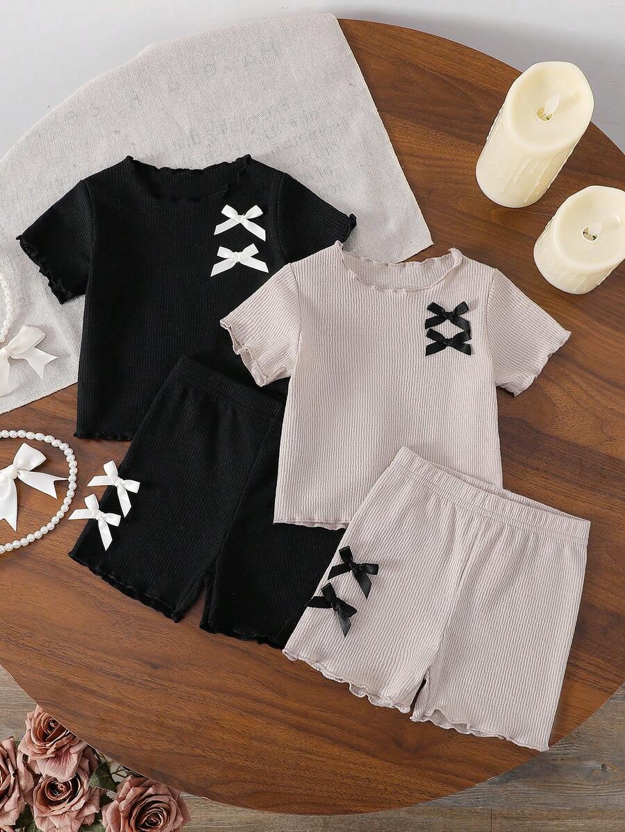 Bộ đồ 4 món dễ thương cho bé gái, gồm áo thun cổ tròn tay ngắn thiết kế nơ và quần short cạp chun, kiểu dáng thường ngày, thời trang và đa năng, phù hợp cho bé mặc đi chơi, dự tiệc và hoạt động ngoài trời vào mùa xuân/hè. - Nhiều màu - Xem 1