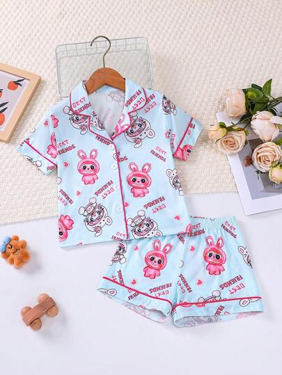 Bộ đồ ngủ 2 món cho bé gái, màu xanh nhạt, kiểu dáng dễ thương, họa tiết trái tim hoạt hình đáng yêu, áo tay ngắn cổ polo + quần short rộng cạp chun, chất liệu chống cháy, mềm mại và thoáng khí, dễ giặt ủi, phù hợp mọi mùa, thiết kế tối giản, dễ thương và thoải mái, món quà hoàn hảo cho bé gái!