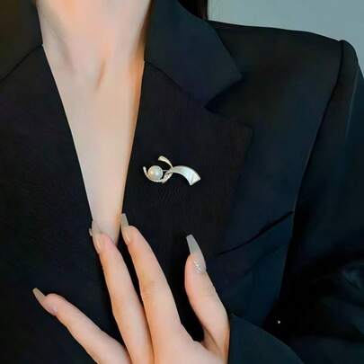 A Luxurious And High-End Brooch. It Can Be Used As A Pin, Or As An Accessory Or A Small Gift, Suitable For Events Such As Banquets, Weddings And Parties. Compact And Exquisite, With A Size Of 1.62*1.4 Inches. It Is Suitable For Giving To Family Members, Wives, Colleagues And Classmates.