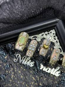 10片手工全覆盖方形亚克力美甲套装，金色美甲，银色猫眼美甲，金色法式美甲，采用金色手绘不对称线条，3D祖母绿钻石&白色&金属心形，巴洛克复古&皇家风格&女神范儿，Y2K风格，非常适合女性和女孩参加派对、庆典、日常、婚礼、派对及其他节日活动（包含：一片果冻胶和一条摩擦条）美甲用品 - 金色 - 查看 4