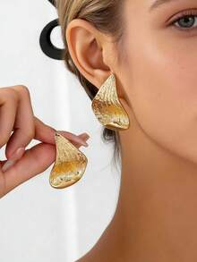 1 Pair European And American Fashion Minimalist Asymmetrical Hammered Texture Stud Earrings, Suitable For Women's Daily, Holiday, Party, Gift - Yellow Gold - View 6