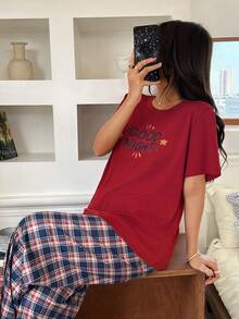 Dreamivo Bộ đồ ngủ 2 món dành cho nữ: Áo thun ngắn tay màu đỏ tía in chữ "GOOD NIGHT" bằng tiếng Anh, kết hợp với quần ống rộng kẻ caro. - Đỏ - Xem 3