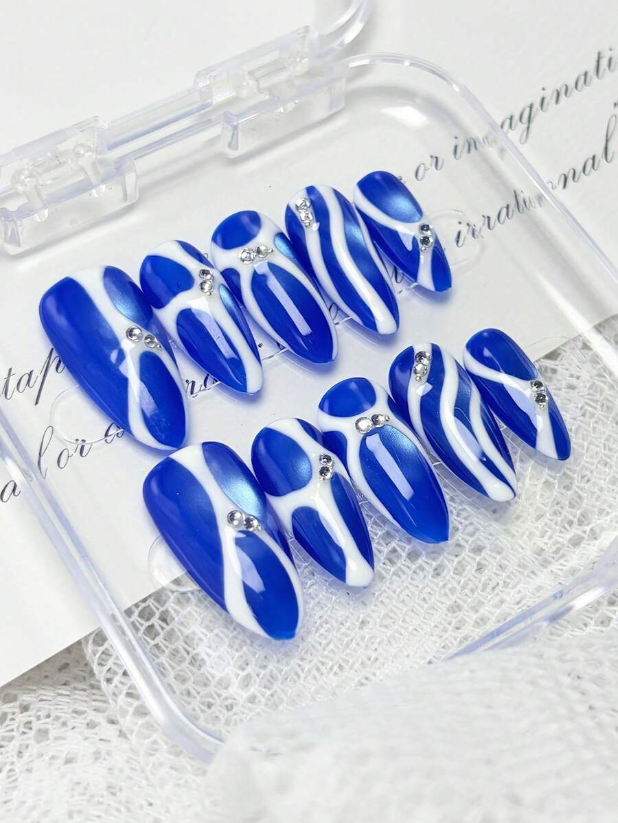 10片手工制作的杏仁形按压式美甲，春夏风格亚克力假指甲套装，饰有蓝色猫眼效果和不规则白色线条——闪亮奢华，非常适合女性和女孩日常佩戴。 - 彩色 - 查看 1