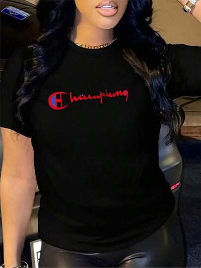 Camiseta de mujer de manga corta con cuello redondo, holgada, casual y versátil. Con estampado moderno, elegante y sofisticado de letras simples, ideal como prenda básica; confeccionada en tela suave con excelente caída.