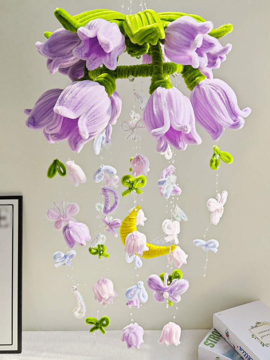 1 chiếc chuông gió mô phỏng hoa linh lan tím trang nhã, trang trí hình trăng và bướm pha lê thời trang, hoạt động êm ái, thích hợp làm quà tặng ngày lễ, trang trí nhà cửa, đám cưới, sân vườn.