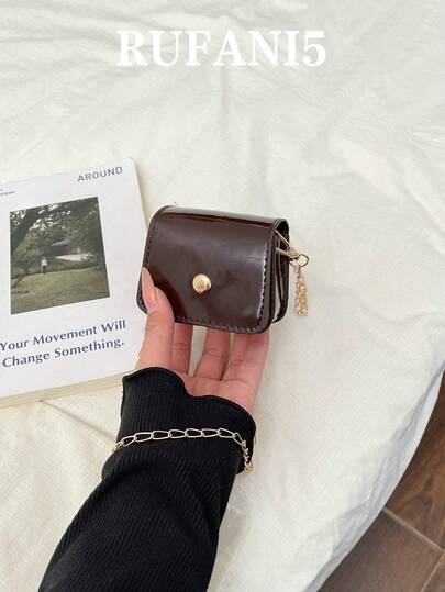 时尚新款纯色迷你翻盖精致单肩包，经典百搭的五金搭扣金色链条女士斜挎包，适合购物、携带钱包、年轻女性、大学生、职场新人及白领人士。非常适合办公室、大学、工作、商务、通勤、户外活动、旅行和郊游等场合。