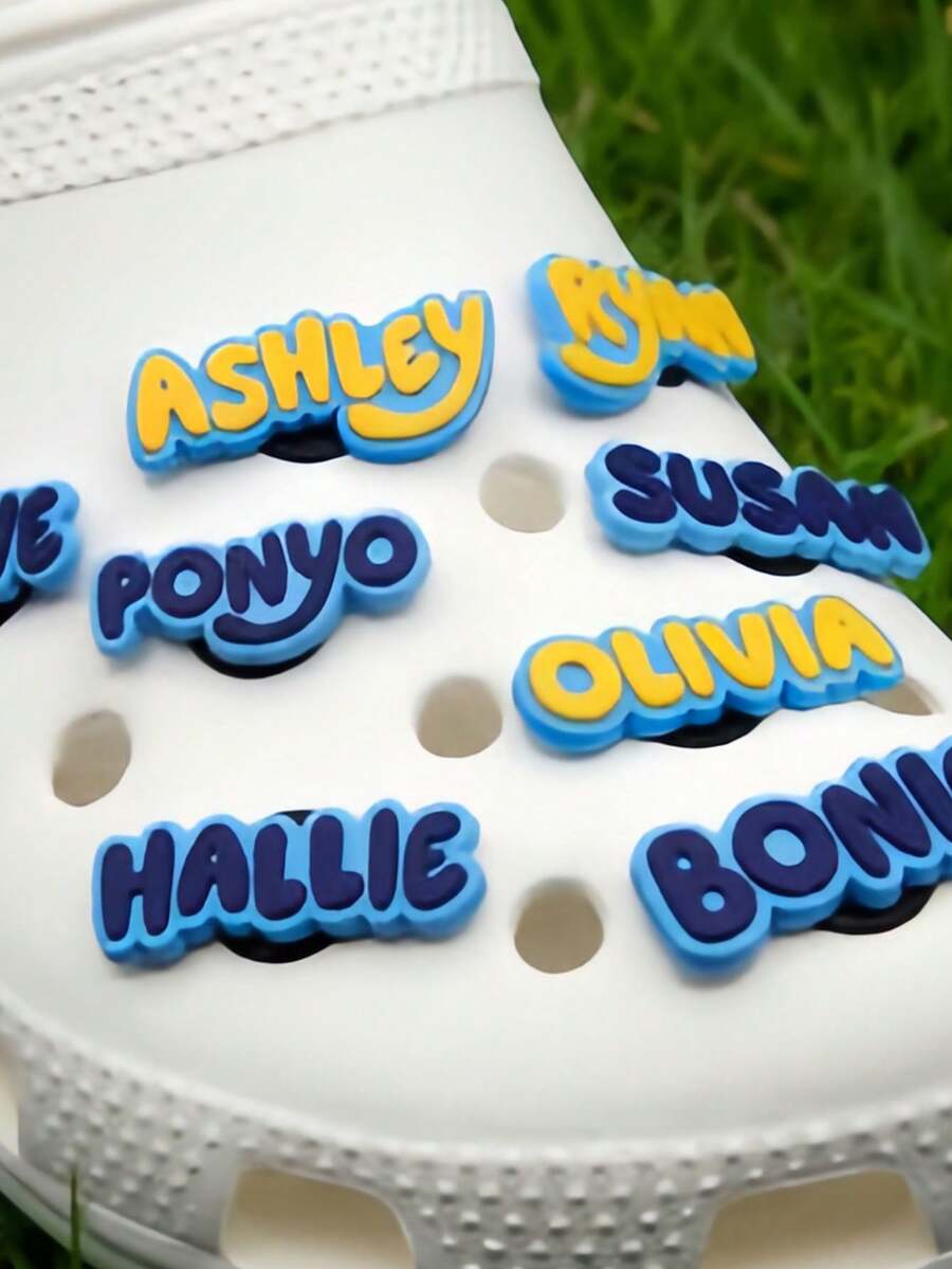 Dijes personalizados con nombre, dijes de zapatos personalizados, letras de dibujos animados lindos, regalo de regreso a la escuela - Multicolor - Ver 1
