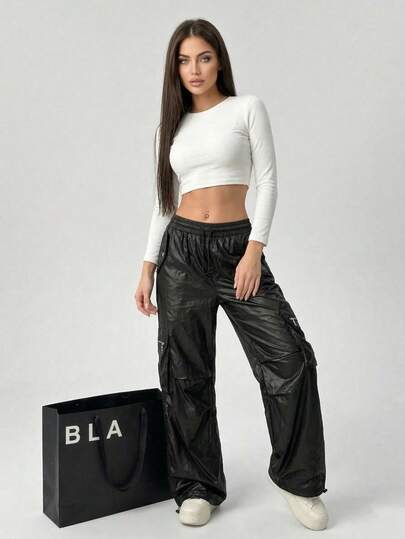 Pantalón cargo holgado de estilo urbano, con múltiples bolsillos funcionales y diseño de bota ajustable, ideal para un look urbano y desenfrenado