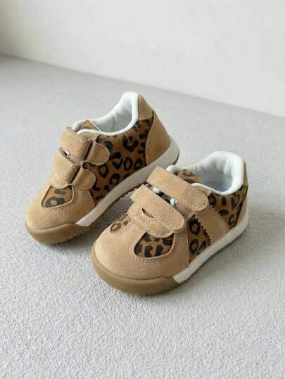 1双儿童圆头运动鞋，双魔术贴搭扣，卡其色带金色亮片和豹纹印花，休闲运动鞋，适合日常穿着、上学和散步
