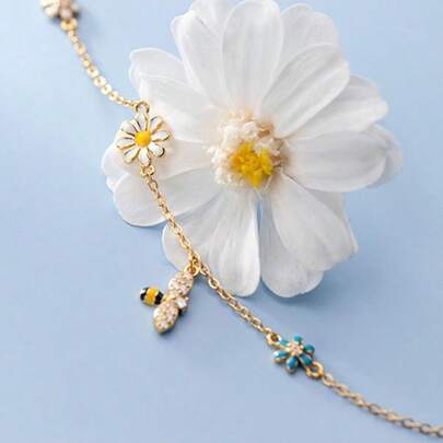 Bộ sưu tập Cute & Fresh bằng bạc Sterling 925, mặt dây chuyền hình ong đáng yêu được đính đầy đá quý, trang trí hoa màu xanh, vàng và trắng, chế tác tinh xảo bằng nhựa epoxy, thời trang và đa năng, món quà lý tưởng cho gia đình và bạn bè.