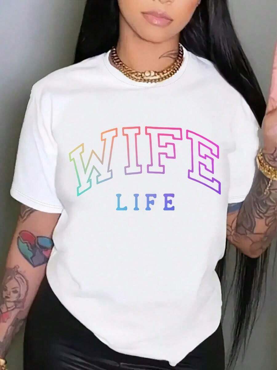 Camiseta de talla grande con estampado WIFE LIFE, top casual de manga corta y cuello redondo para primavera y verano, ropa de talla grande para mujer. - Blanco - Ver 1