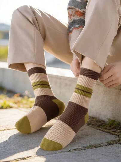 1/3/5 זוגות גרביים לגברים עם פסים צבעוניים עד אמצע השוק, צבע ניגוד רטרו, סגנון יפני קז'ואל, רב-תכליתי עד אמצע השוק, רך ונושם, שרוול צלעות שאינו מחליק, מתאים לנעלי בד, סניקרס ומכנסי עבודה, מוסיף אווירה אופנתית לתלבושות יומיומיות, תוספת מושלמת ללבישת שכבות סתיו/חורף