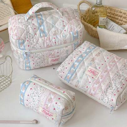 Bộ 1 túi đựng mỹ phẩm hình gấu màu hồng hoa lá và nơ xanh dương dành cho bé gái, có khóa kéo, dùng để đựng đồ chăm sóc da, mỹ phẩm, son dưỡng môi, kem chống nắng, kem dưỡng tay, tai nghe, tiền xu và các vật dụng nhỏ khác. Túi đựng mỹ phẩm dễ thương, hộp đựng mỹ phẩm, đồ dùng cần thiết hàng ngày, đồ dùng du lịch, đồ dùng trên tàu biển, đồ dùng ký túc xá, quà tặng cho bạn bè, quà sinh nhật, quà cưới, quà cho phù dâu, quà cho mẹ, quà cho giáo viên.