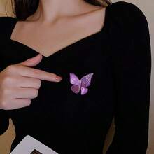 1枚优雅精致的紫色蝴蝶胸针，适合女性日常、派对、西装、连衣裙、母亲节、情人节、节日礼物等场合佩戴。 - 紫色 - 查看 3