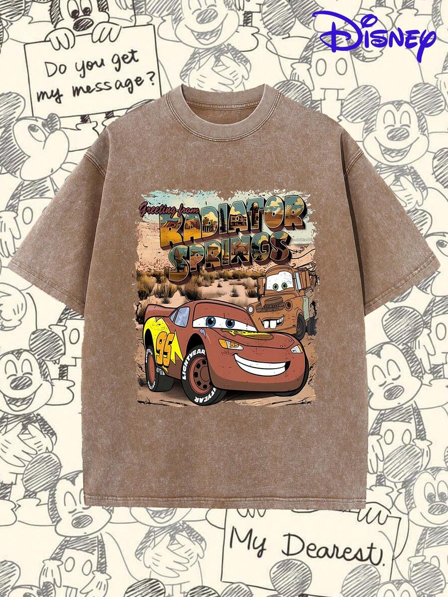 Disney The Radiator Springs LightningMcQueen & Mater Graphic Tee | Grey Vintage Washed T-Shirt Is Suitable For Sports And Everyday Wear, Making It A Great Gift And A Party Essential. This High-Quality Garment Is The Perfect Choice For A Present. - 摩卡棕 - 查看 1