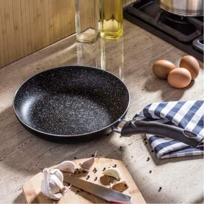 Sartén antiadherente Maifan de 24 cm, color piedra, de fondo plano, ideal para huevos y carnes. Cocina con poca grasa. Voltea fácilmente huevos, carnes y panqueques con menos aceite y humo para una experiencia culinaria más saludable, conservando la frescura de los ingredientes. Cuenta con un mango ergonómico antideslizante para un agarre cómodo y aislamiento térmico para evitar quemaduras. Su mecanismo de manivela facilita y hace más segura su uso. Su base universal es compatible con estufas de gas, placas de inducción y otras fuentes de calor, simplificando la cocina en casa.