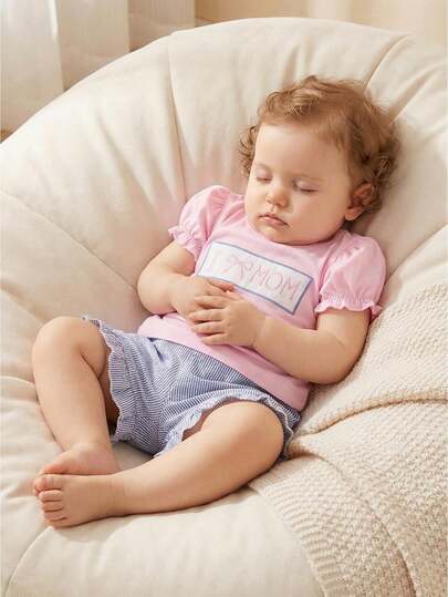 Conjunto para bebé niña pequeña: camiseta con mangas abullonadas y lazo, y shorts a rayas con volantes. Un lindo atuendo para el Día del Padre/Madre.