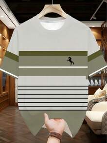 Camiseta Plus Size para Homens Grandes e Altos, Ombré Verde Oliva e Cinza Listrada + Impressão de Logotipo de Cavalo Pequeno, Ajuste Solto Casual Streetwear de Verão - Verde Menta - Visão 3
