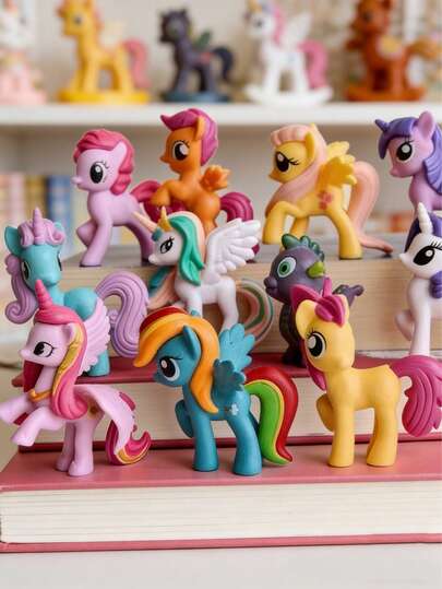 MY LITTLE PONY 4/12件套卡通装饰摆件套装，生日主题小雕像。可爱的马匹造型，适合房间装饰，也是营造圣诞氛围的理想之选。是返校季的绝佳礼物之选。