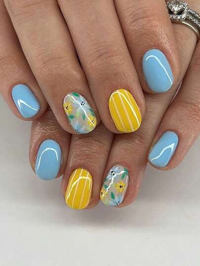 24片装浅蓝色和黄色花卉条纹美甲贴纸，短款方形清新假指甲，清新春日风格，结合了纯浅蓝色美甲片、黄色条纹美甲片和裸色底油，饰以精致花卉图案。短款假指甲，美甲装饰，亚克力美甲，适合春季外出、日常通勤、派对、约会等各种场合！