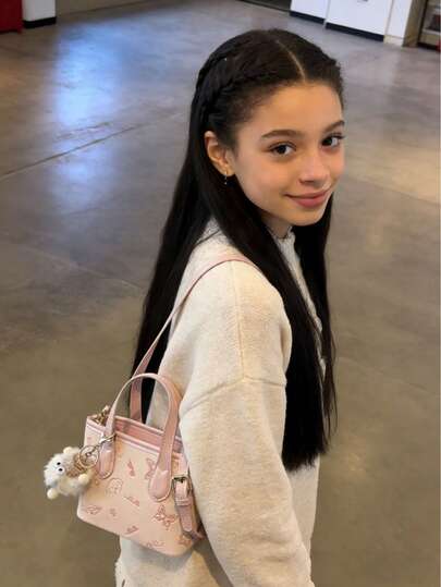 这款PU托特包采用流行的吊坠设计，搭配同色五金配件和零钱袋。它是一款大容量单肩包，拥有多个口袋，咖啡色，配有拉链和链条肩带，适合旅行和日常使用。这款优雅的复古水桶包适合休闲、正式和日常穿着；是一款耐用的通勤包和钱包替代品。