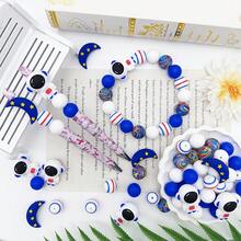 25颗宇航员硅胶珠套装，蓝红两色，太空飞船和宇宙图案，适用于珠宝制作、耳环、项链、包包、钢笔、手机链、化妆刷及其他DIY工艺品。 - 太空人系列 - 查看 3