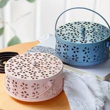 1 pieza de un soporte metálico portátil de estilo vintage con asa, diseñado con recortes florales decorativos. Este estante sin batería es adecuado tanto para uso en interiores como en exteriores, y sirve como bandeja para la decoración del hogar - Multicolor - Ver 7
