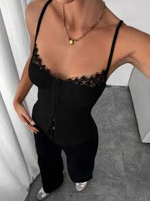 Top de tirantes negro de punto elegante para mujer con cuello de corazón, adorno de encaje y detalle de botones - Negro - Ver 2